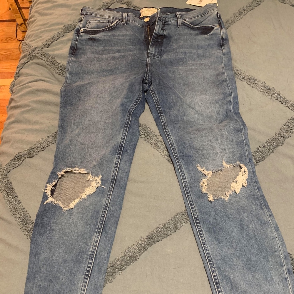 FREE PEOPLE RIPPED JEANS